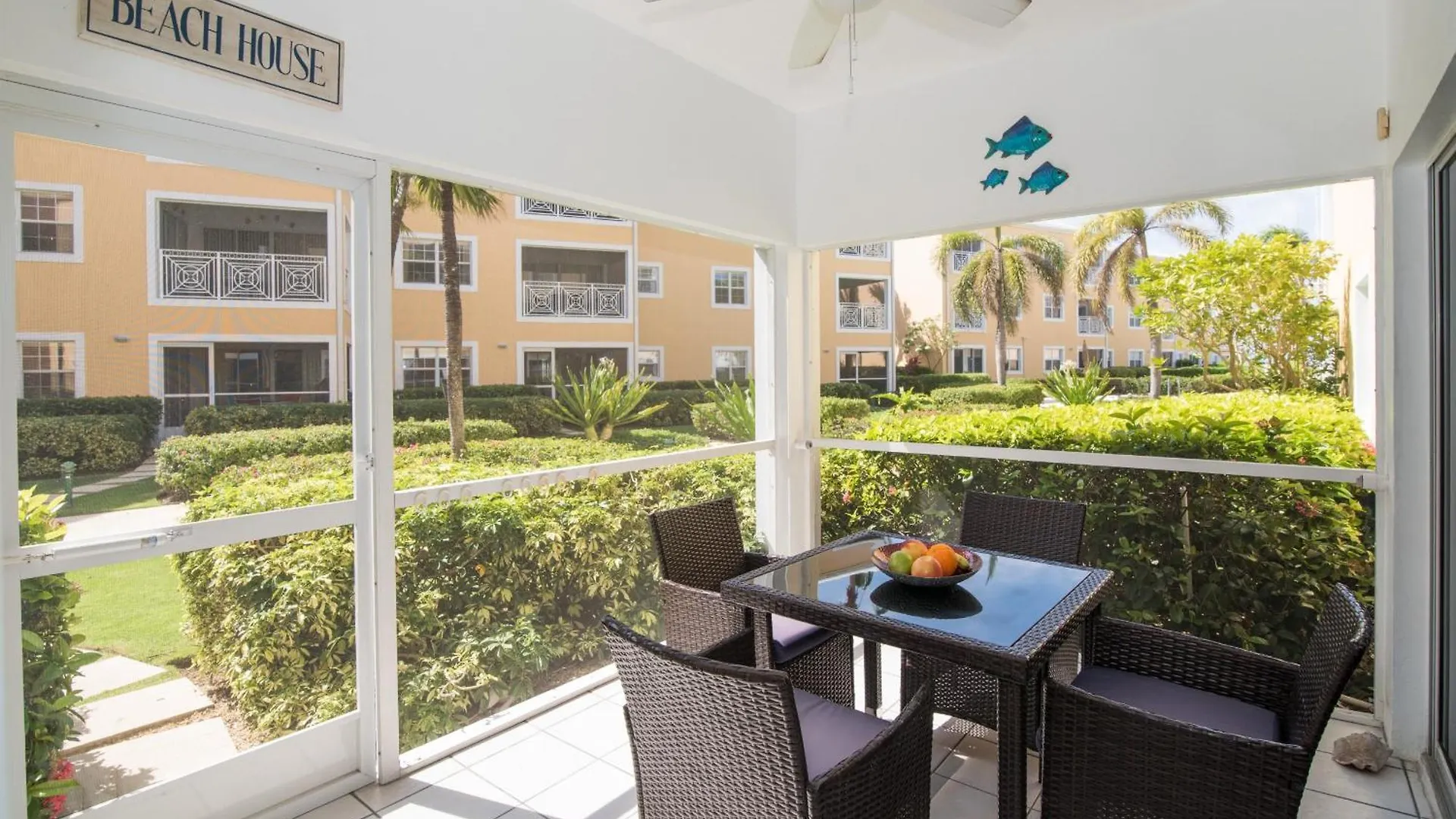 **** Aparthotel Regal Beach Club George Town Kajmanské ostrovy